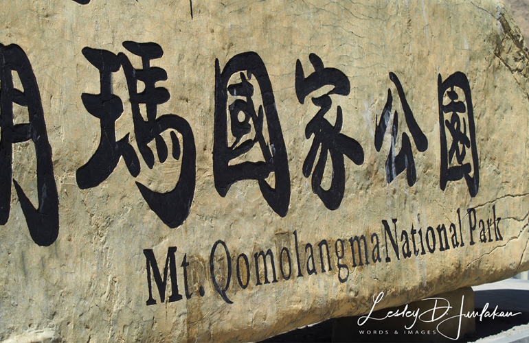 Signs in the Everest region in Tibet all use the name ‘Qomolangma’, in English and Chinese