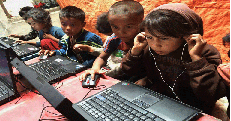 Children in Ruby Valley using computers